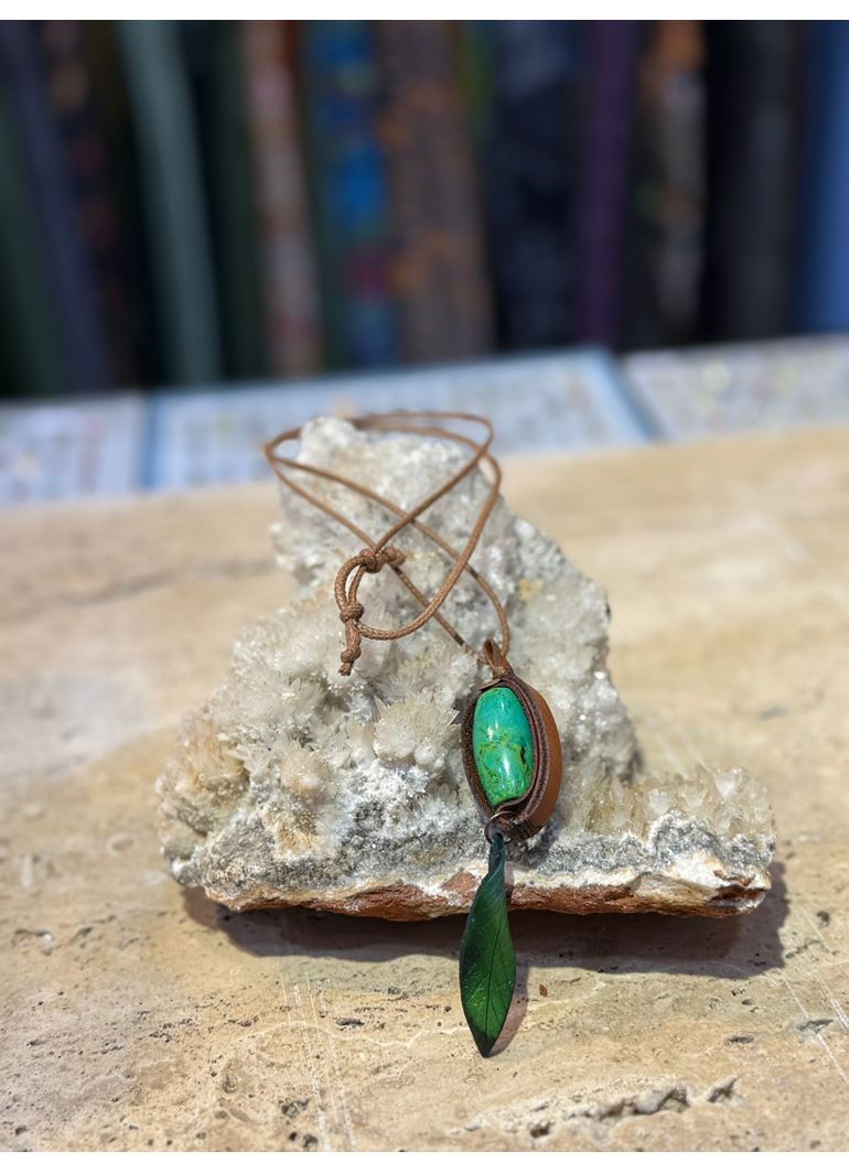 El İşi Özel Tasarım Doğal Taşlı Deri Kolye