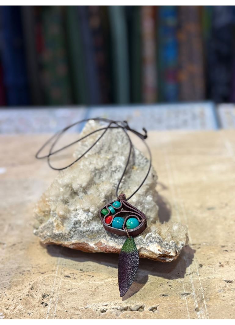 El İşi Özel Tasarım Doğal Taşlı Deri Kolye