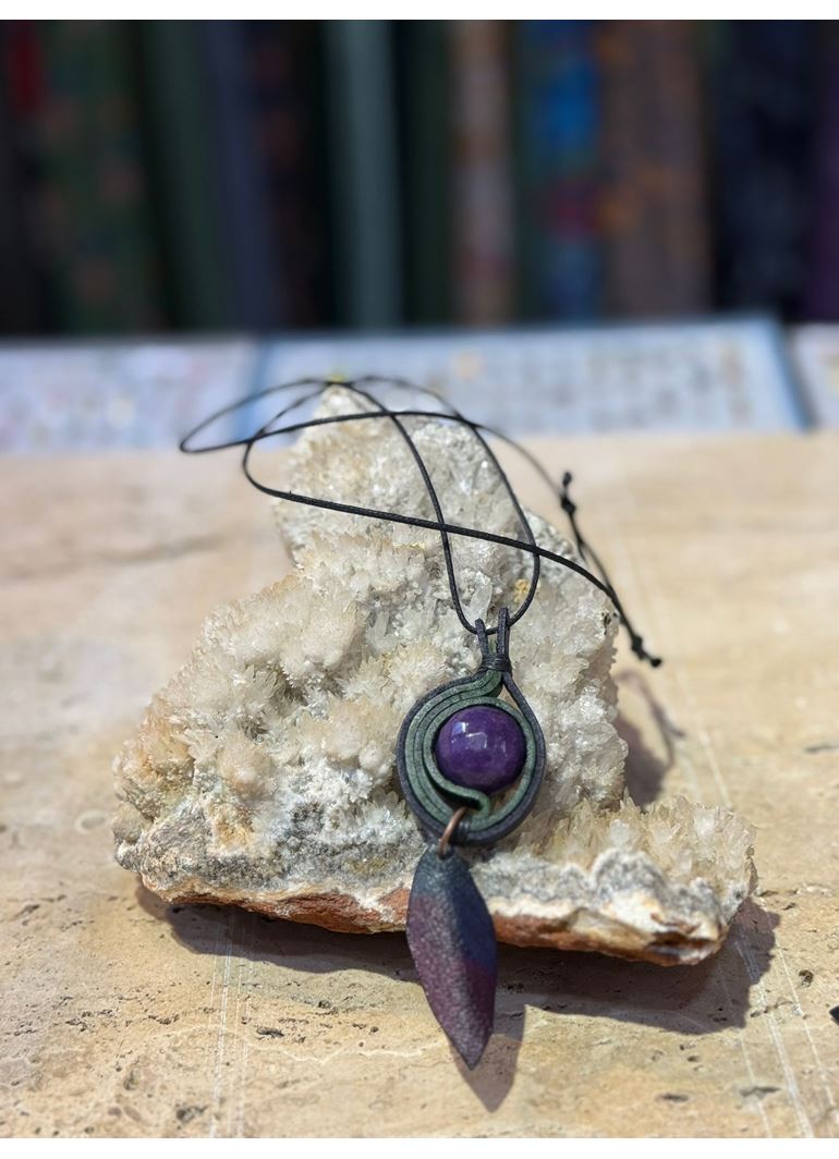 El İşi Özel Tasarım Doğal Taşlı Deri Kolye