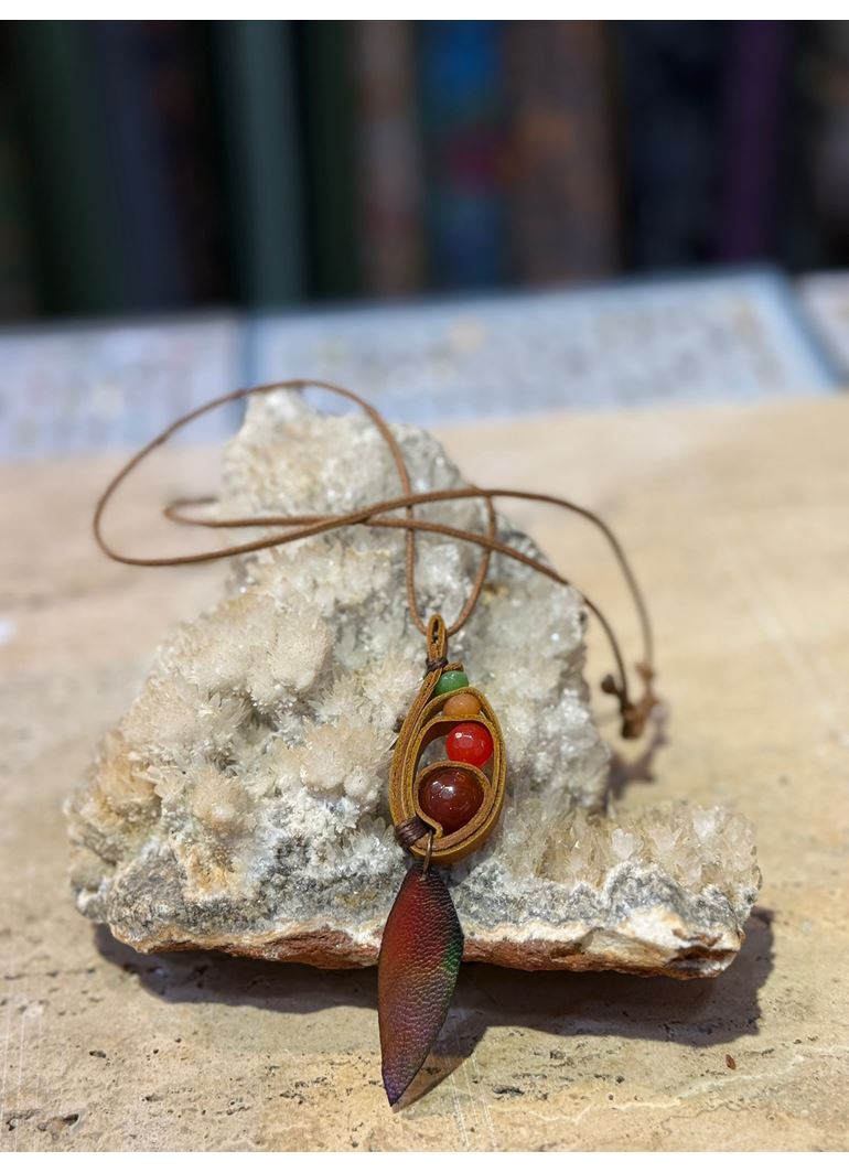 El İşi Özel Tasarım Doğal Taşlı Deri Kolye