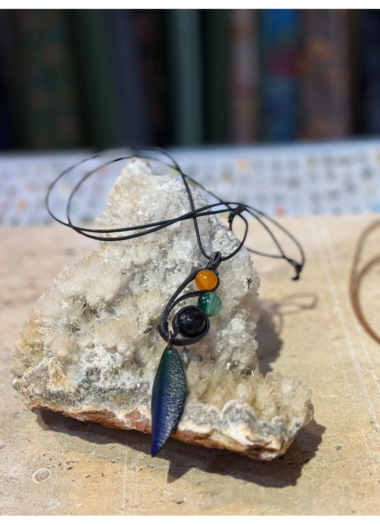 El İşi Özel Tasarım Doğal Taşlı Deri Kolye