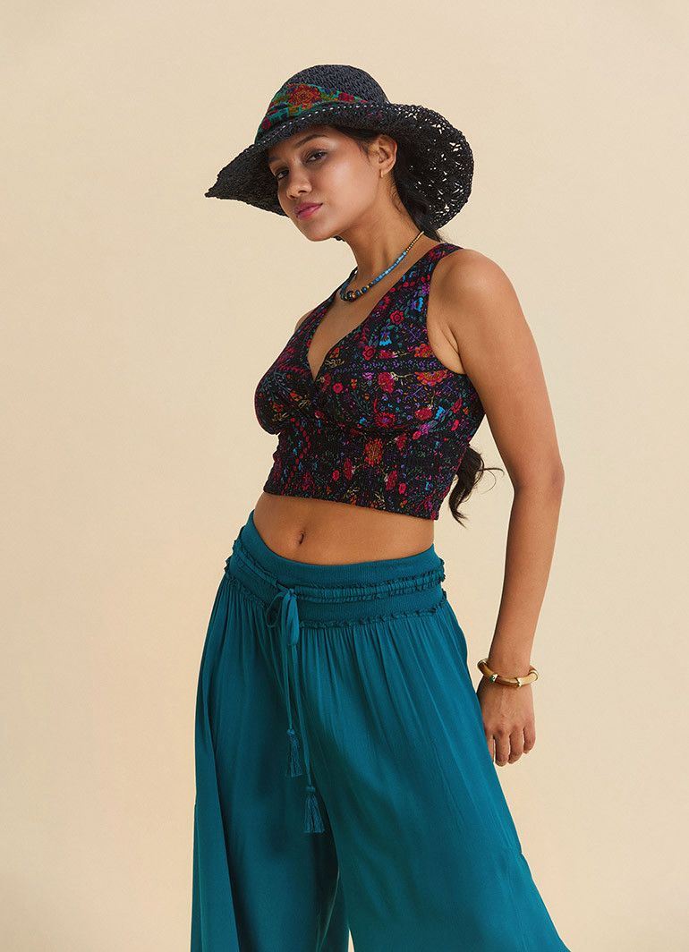 V Yaka Gipe Detaylı Arkadan Bağlamalı Siyah Çiçekli Bluz