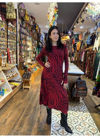 Kayık Yaka Parmak Geçmeli Kışlık Kırmızı Desenli Elbise