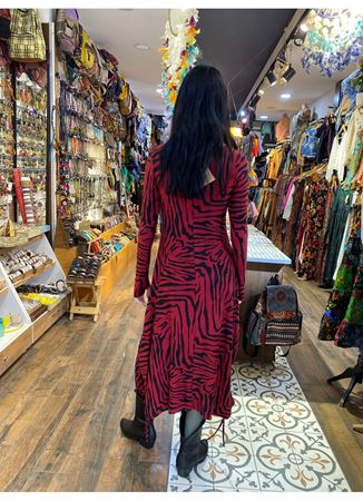 Kayık Yaka Parmak Geçmeli Kışlık Kırmızı Desenli Elbise