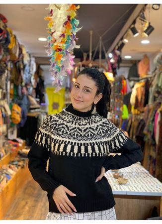 Bohem Tarz Siyah Renkli Desenli Boğazlı Kazak