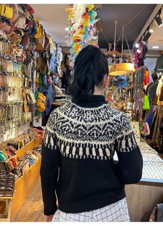 Bohem Tarz Siyah Renkli Desenli Boğazlı Kazak