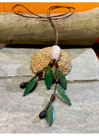 El İşi Özel Tasarım Doğal Taşlı Deri Yapraklı Kolye