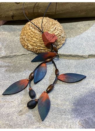 El İşi Özel Tasarım Doğal Taşlı Deri Yapraklı Kolye