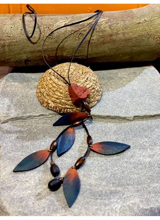 El İşi Özel Tasarım Doğal Taşlı Deri Yapraklı Kolye