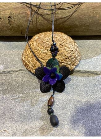 El İşi Özel Tasarım Deri Çiçekli Kolye