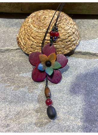 El İşi Özel Tasarım Deri Çiçekli Kolye