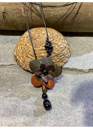 El İşi Özel Tasarım Deri Çiçekli Kolye