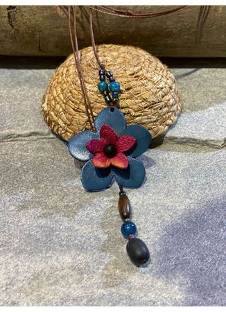 El İşi Özel Tasarım Deri Çiçekli Kolye