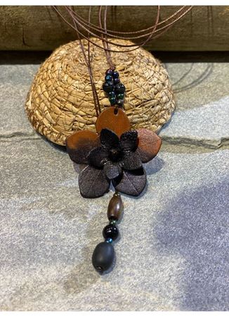 El İşi Özel Tasarım Deri Çiçekli Kolye