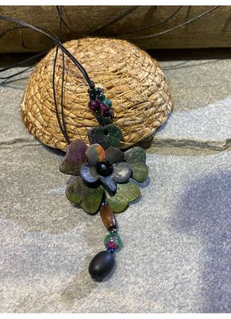 El İşi Özel Tasarım Deri Çiçekli Kolye