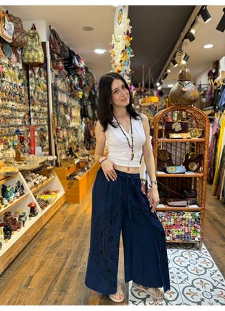 Paça Yırtmaçlı Üstü İşlemeli Pantolon