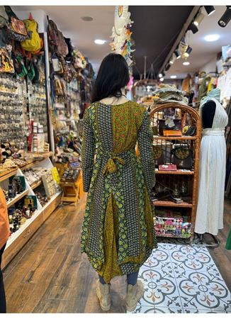 V Yaka Kuşak Detaylı Cepli Yeşil Çiçekli Elbise