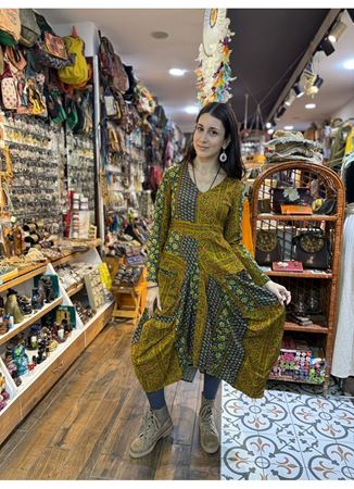 V Yaka Kuşak Detaylı Cepli Yeşil Çiçekli Elbise