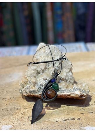 El İşi Özel Tasarım Doğal Taşlı Deri Kolye