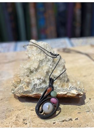 El İşi Özel Tasarım Doğal Taşlı Deri Kolye