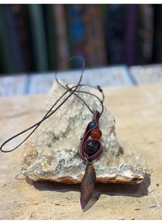 El İşi Özel Tasarım Doğal Taşlı Deri Kolye