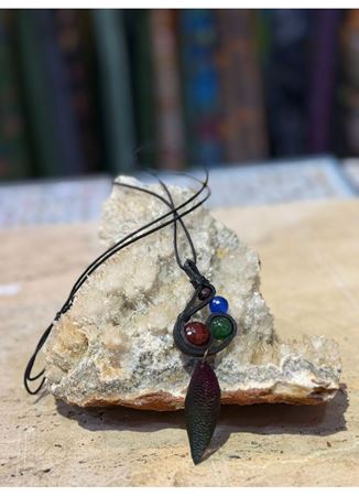 El İşi Özel Tasarım Doğal Taşlı Deri Kolye