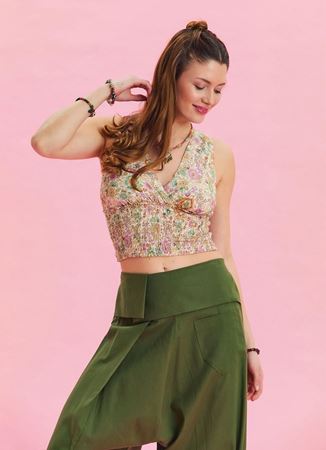 V Yaka Gipe Detaylı Arkadan Bağlamalı Bej Çiçekli Bluz