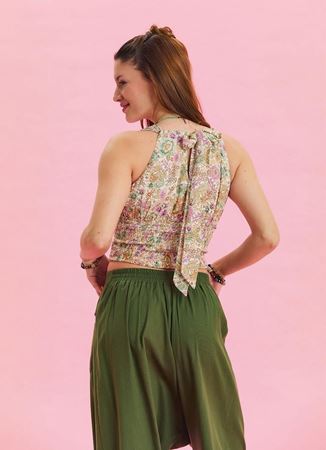 V Yaka Gipe Detaylı Arkadan Bağlamalı Bej Çiçekli Bluz